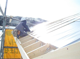 ⑦ 丁寧な作業で屋根の遮熱シートを貼っていく